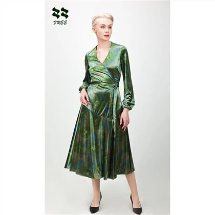 Dámské zelené sametové šaty po celé délce s dlouhým rukávem